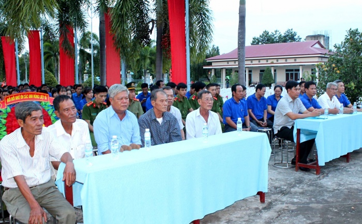 Các cựu chiến binh tham dự buổi giáo dục truyền thống cho thế hệ trẻ tại Nghĩa trang liệt sĩ huyện Tiểu Cần