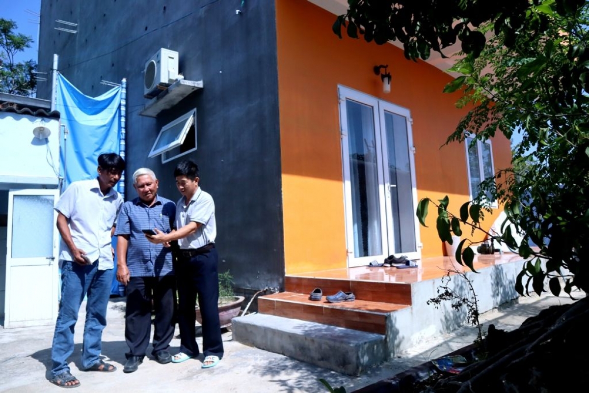 Cựu chiến binh Phạm Văn Đoàn đang cùng các thành viên Hội nuôi chim yến Cam Ranh chia sẻ kỹ thuật nuôi