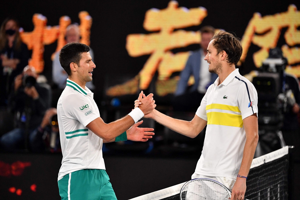 Djokovic thể hiện sức mạnh vượt trội trước Medvedev ở trận chung kết Australian Open 2021 (Ảnh: Getty).