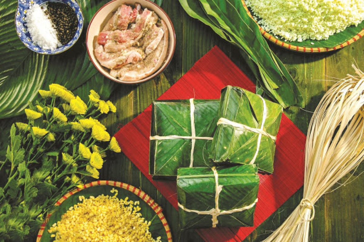Gói bánh chưng - phong tục truyền thống trong ngày Tết của người Việt