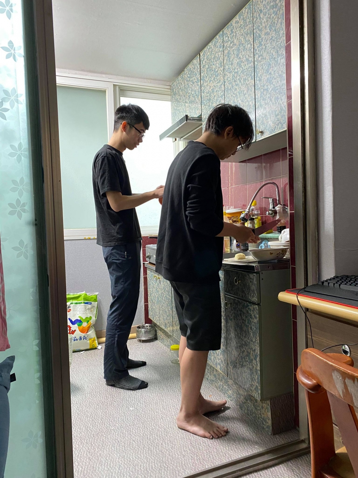 Du học sinh Việt Nam ở Daejeon, Hàn Quốc tự mình vào bếp làm các món ăn truyền thống "thiết đãi" bạn bè