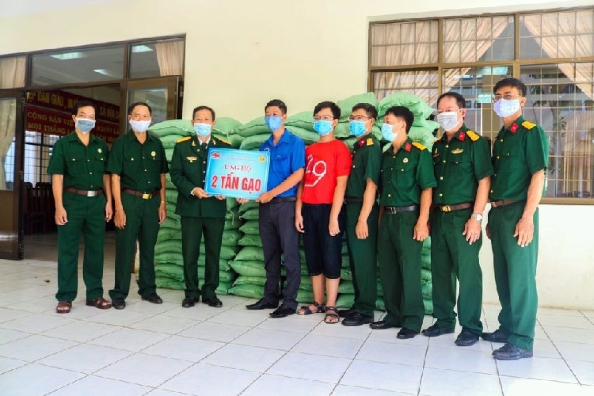 Hội Cựu chiến binh Vietsovpetro trao tặng 2 tấn gạo cho đại diện Ban tổ chức “ATM gạo” ở TP Vũng Tàu