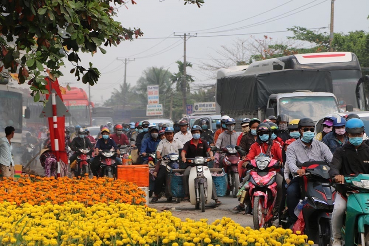 Cả dòng xe nhích từng mét trên đường từ Sài Gòn về miền Tây (ảnh chụp chiều 7/2)