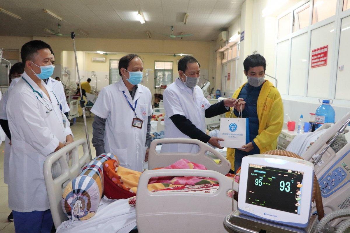 BHXH Hưng Yên trao tặng quà cho bệnh nhân có hoàn cảnh khó khăn