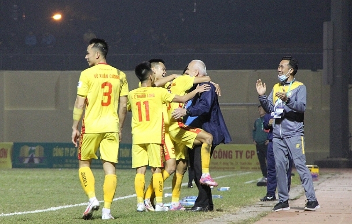 Các cầu thủ Đông Á Thanh Hóa vui mừng sau chiến thắng trước Nam Định