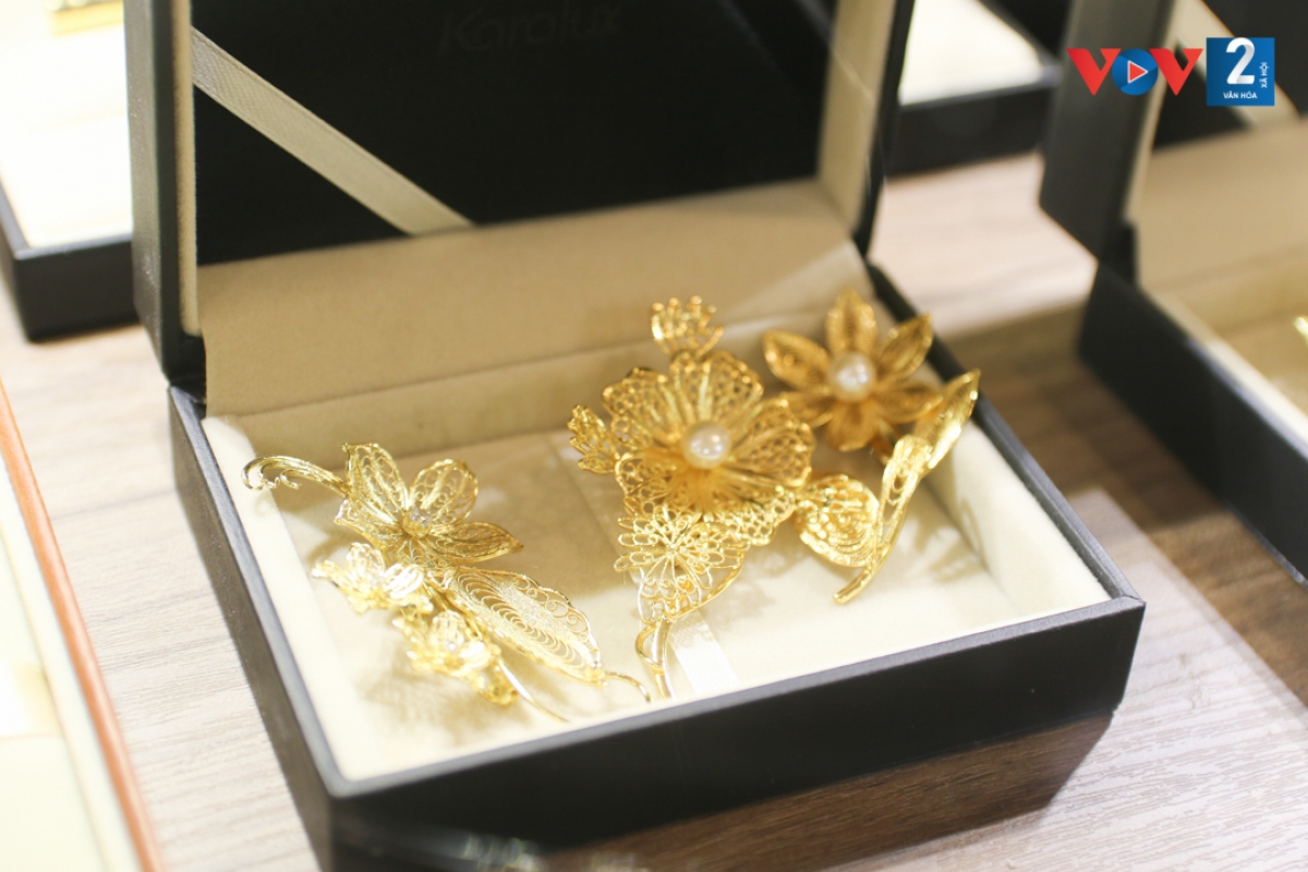 Bông hoa cài áo mạ vàng này được một cửa hàng trên phố Xã Đàn (Đống Đa, Hà Nội) bán với giá 1,5 triệu đồng/chiếc.