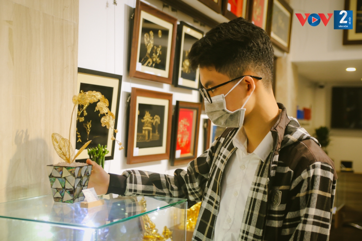 Anh Chung (Hà Nội) cho biết, mọi năm anh thường mua hoa tươi tặng mẹ và vợ nhưng năm nay anh muốn chọn món quà đặc biệt hơn, đó là chậu hoa phong lan mạ vàng có giá 12 triệu đồng.