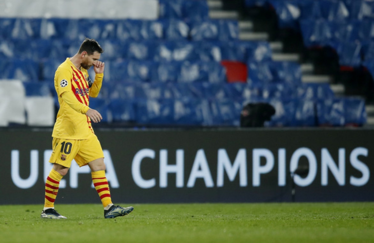 Sau Ronaldo đến lượt Messi cúi đầu rời Champions League (Ảnh: Internet)