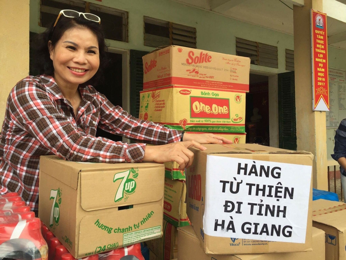Bà Nguyễn Thị Minh Hà trong chuyến thiện nguyện vùng cao Hà Giang
