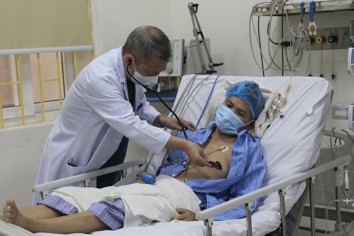 GS Lê Ngọc Thành - GĐ Bệnh viện E khám lại cho bệnh nhân