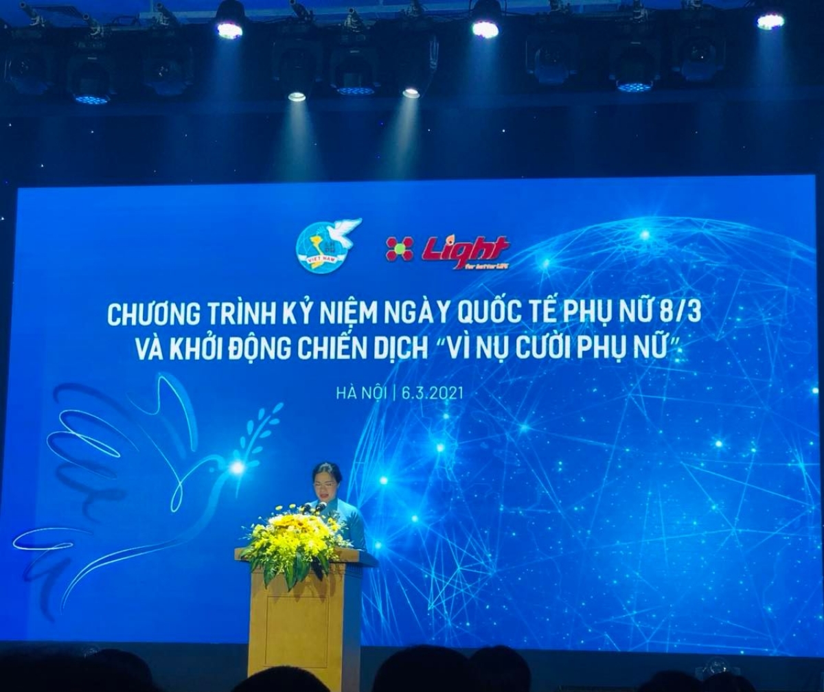 Bà Hà Thị Nga, Chủ tịch Hội Liên hiệp Phụ nữ Việt Nam, phát biểu tại hội nghị