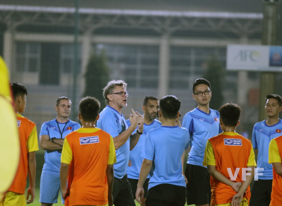 HLV trưởng Philippe Troussier hài lòng về tinh thần tập luyện của các cầu thủ đội tuyển U18 Việt Nam (ảnh VFF)