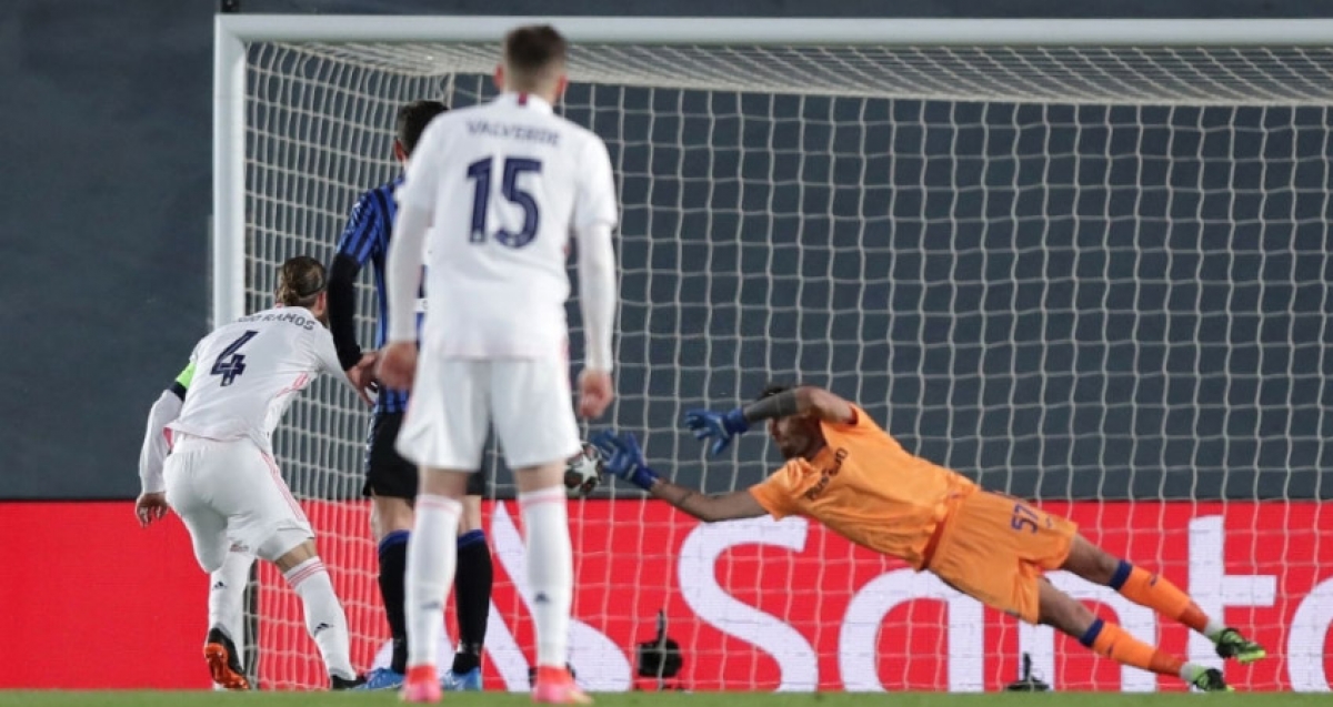 Sergio Ramos (áo số 4) thực hiện thành công quả penalty (Ảnh: Internet)