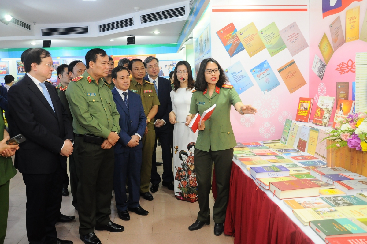 Các đại biểu lãnh đạo CAND Việt Nam - Lào thăm triển lãm