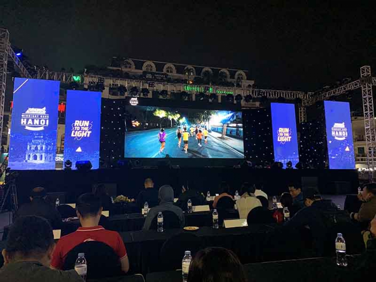 Giải Vnexpress marathon Hà Nội Midnight là một trong nhiều sự kiện thể thao được tổ chức theo hướng xã hội hóa, thu hút đông đảo VĐV chạy bộ chuyên nghiệp và nghiệp dư tham dự