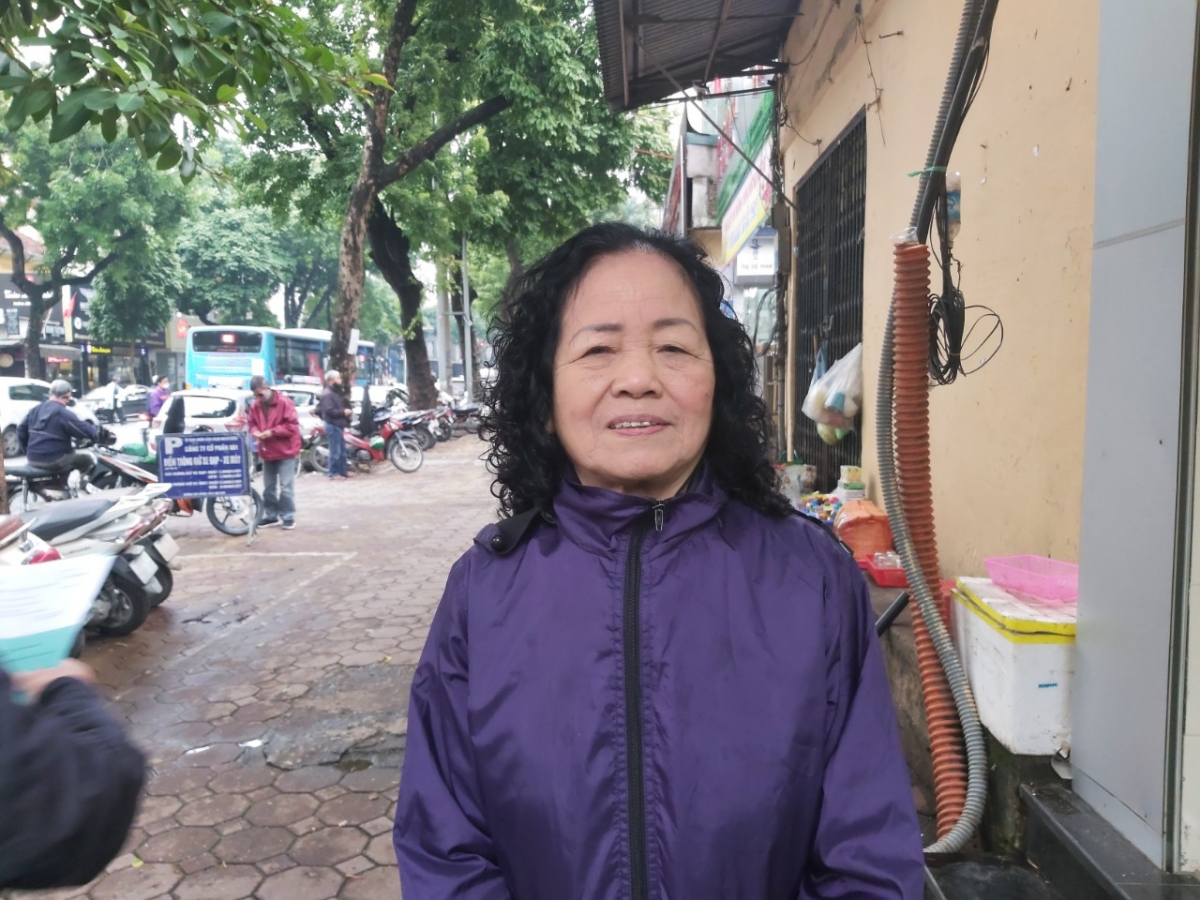 Bà Kiều Thị Định ở phố Hoàng Hoa Thám, Hà Nội