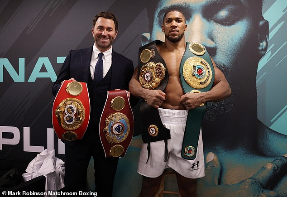 Eddie Hearn (trái) cho biết giai đoạn cuối cùng của các cuộc đàm phán về nơi tổ chức trận đấu sẽ bắt đầu trong tuần này