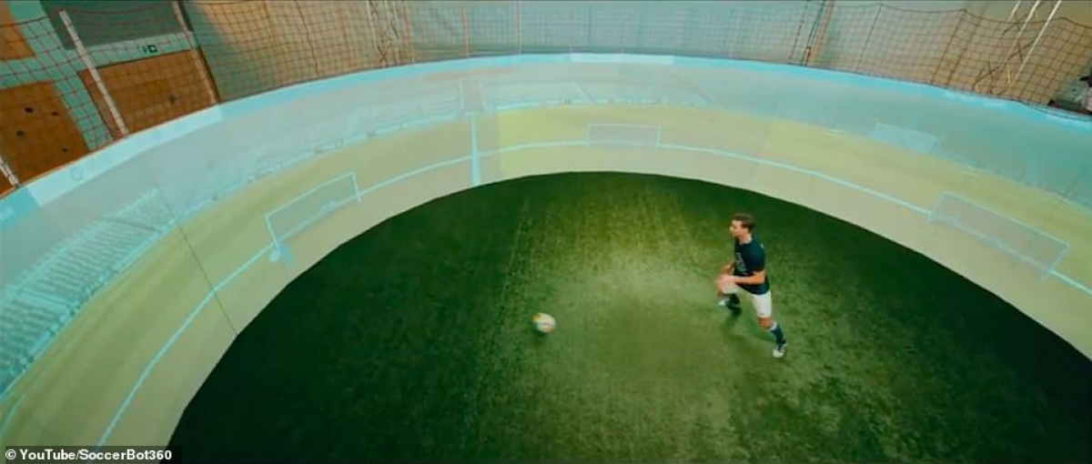 Cầu thủ đứng trên sân cỏ được bao quanh bởi một bức tường video 360 độ, trên đó mô phỏng các kỹ thuật cần tập luyện