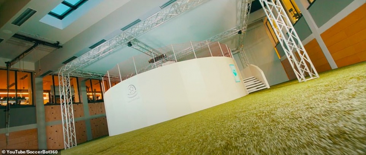 Bức tường video của SoccerBot có chiều cao 2,5m và cầu thang để có thể vào sân