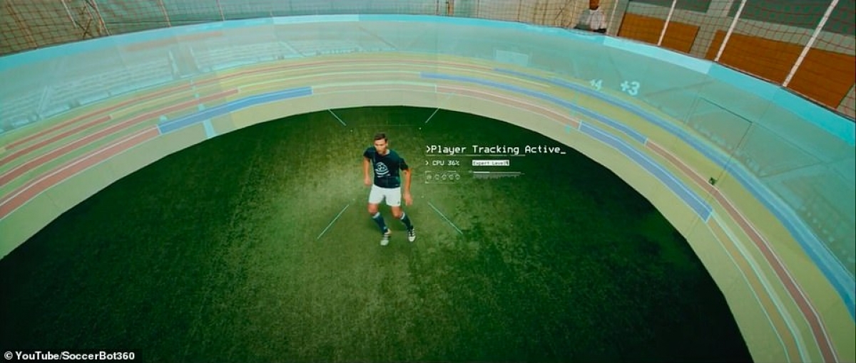 Một cầu thủ phải chuyền bóng vào các mục tiêu đang di chuyển ở tốc độ cao để mô phỏng một trận đấu thực tế