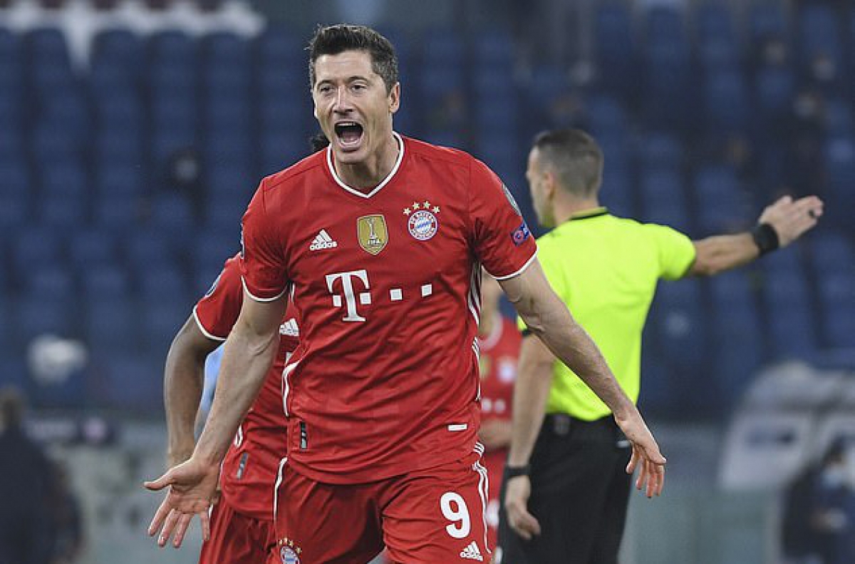 Lewandowski ghi bàn mở tỉ số cho Bayern Munich trong chiến thắng 4-1 trước Lazio