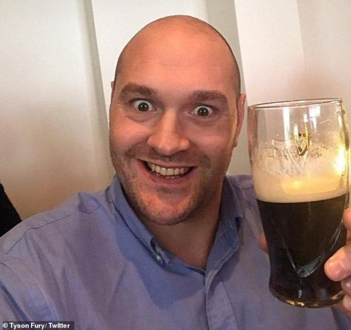 Nhà vô địch hạng nặng Tyson Fury tiết lộ vào thứ Sáu rằng anh vẫn đang đi nghỉ lễ và uống tới 12 vại bia/ngày