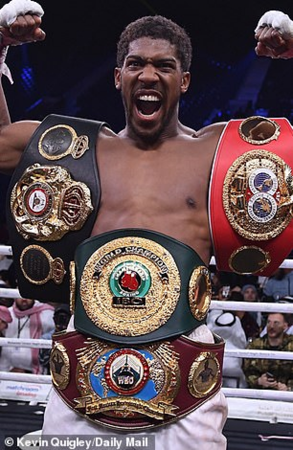 Anthony Joshua và Tyson Fury sẽ tham gia trận đấu trị giá 200 triệu bảng - nhà quảng bá Eddie Hearn cho biết chỉ còn vài ngày nữa là hợp đồng sẽ được công bố