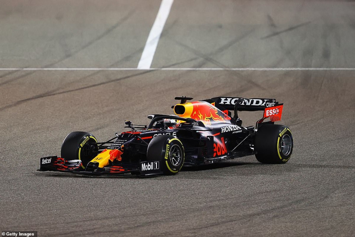 Verstappen, giành pole từ vòng phân loại, chỉ về thứ nhì chung cuộc nhưng được kỳ vọng sẽ thách thức Hamilton ở chặng Emilia Romagna Grand Prix