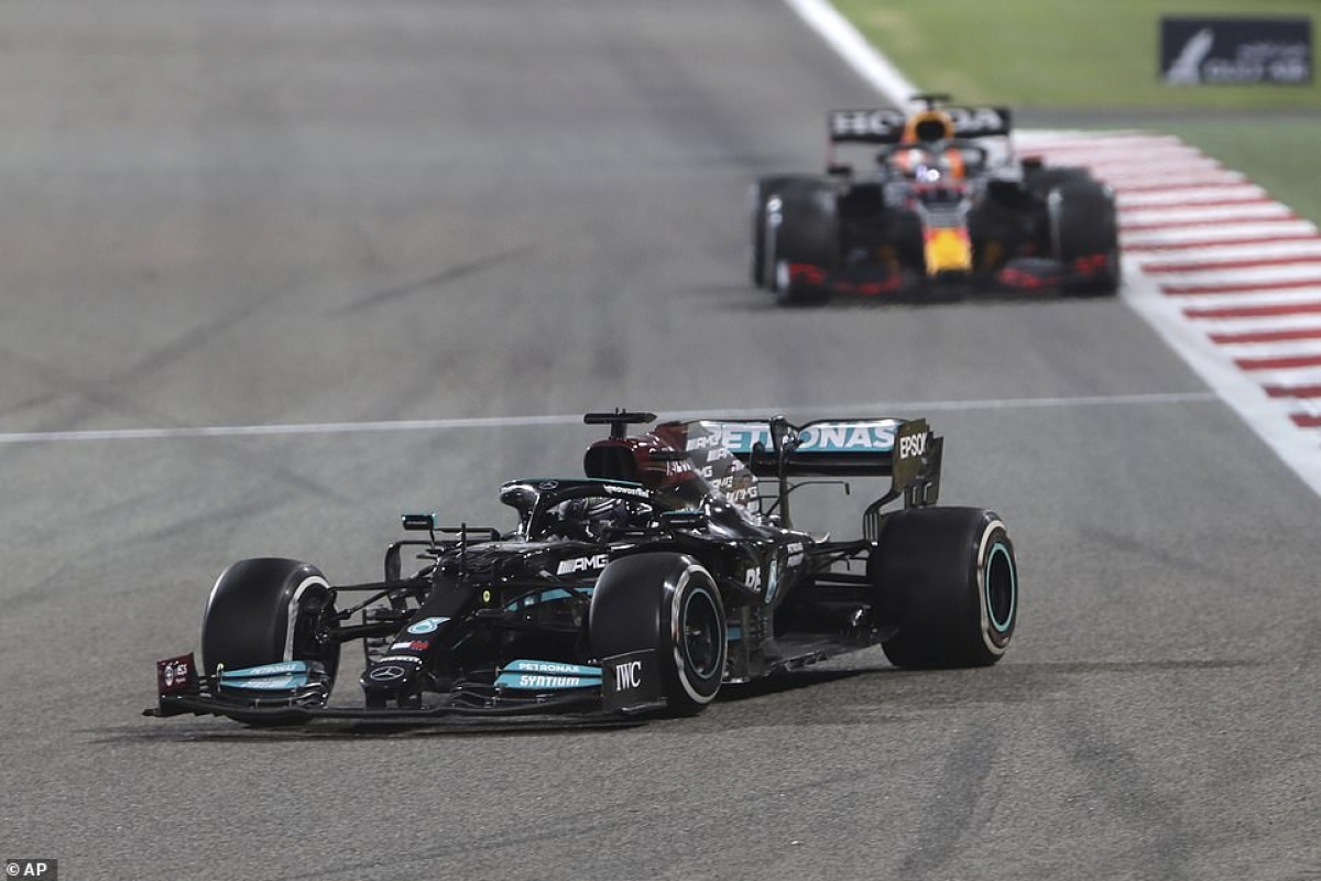 Verstappen (ở phía sau) thậm chí đã vượt qua Hamilton ở giai đoạn cuối chặng đua nhưng chỉ về thứ nhì chung cuộc