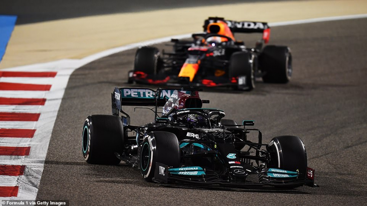 Lewis Hamilton tạo một cú lắc xe phòng thủ đáng kinh ngạc để cầm chân Max Verstappen phía sau, trước khi giành chiến thắng tại Bahrain Grand Prix