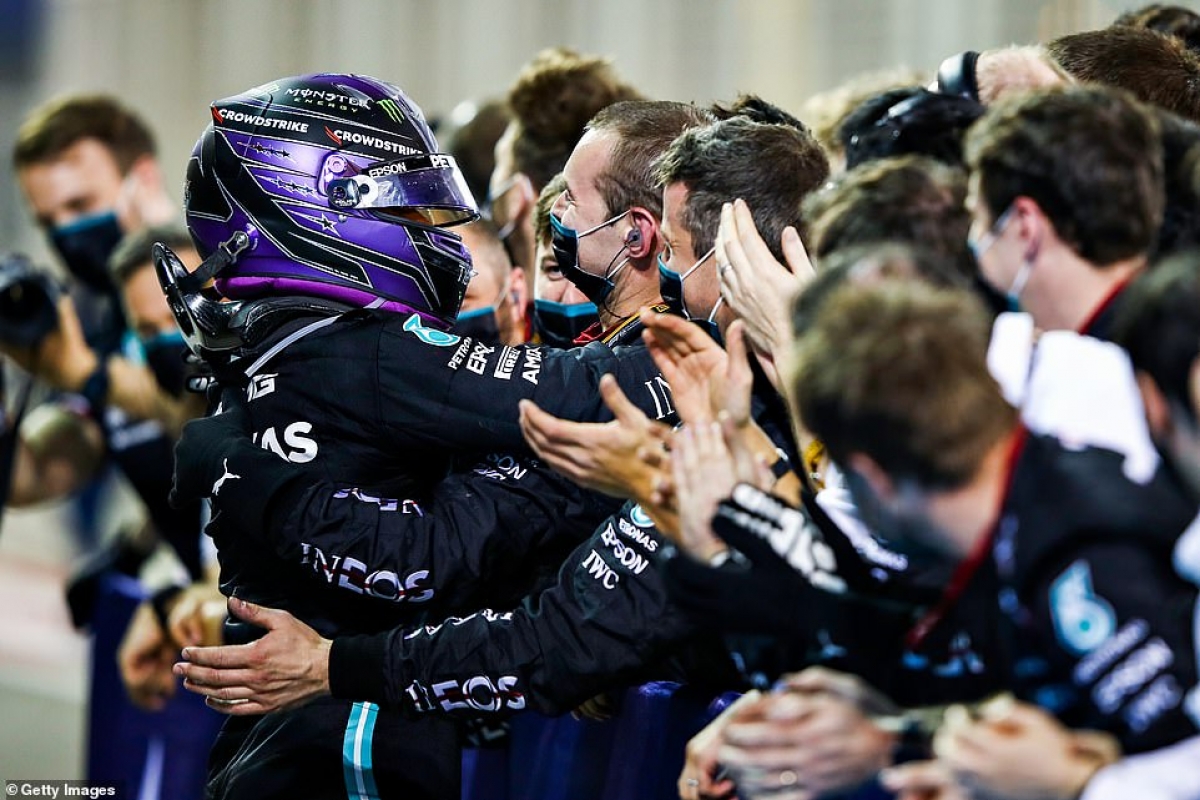 Hamilton, đang tìm kiếm danh hiệu VĐTG thứ 8, cùng các đồng nghiệp ở Mercedes chia sẻ niềm vui chiến thắng