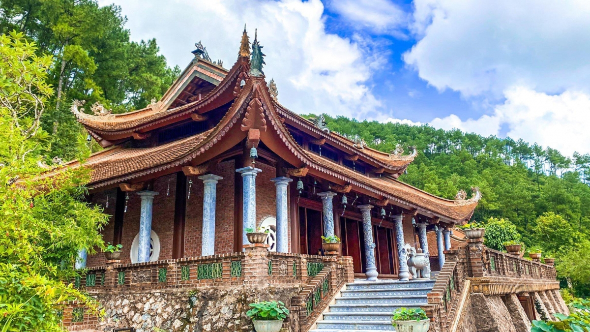 Chùa Địa Tạng Phi Lai, hay còn có tên gọi khác là chùa Đùng, được xây dựng vào thế kỷ 11 dưới thời nhà Lý