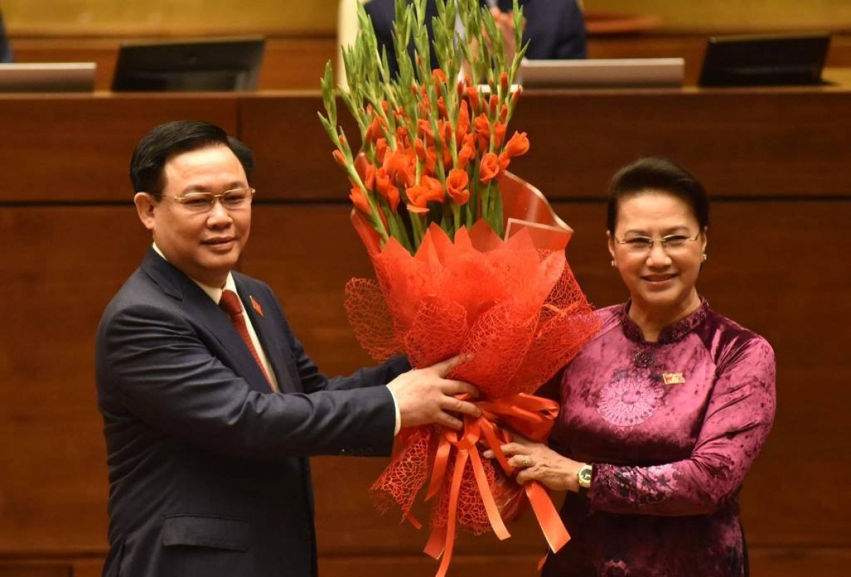 Bà Nguyễn Thị Kim Ngân trao hoa chúc mừng tân Chủ tịch Quốc hội Vương Đình Huệ