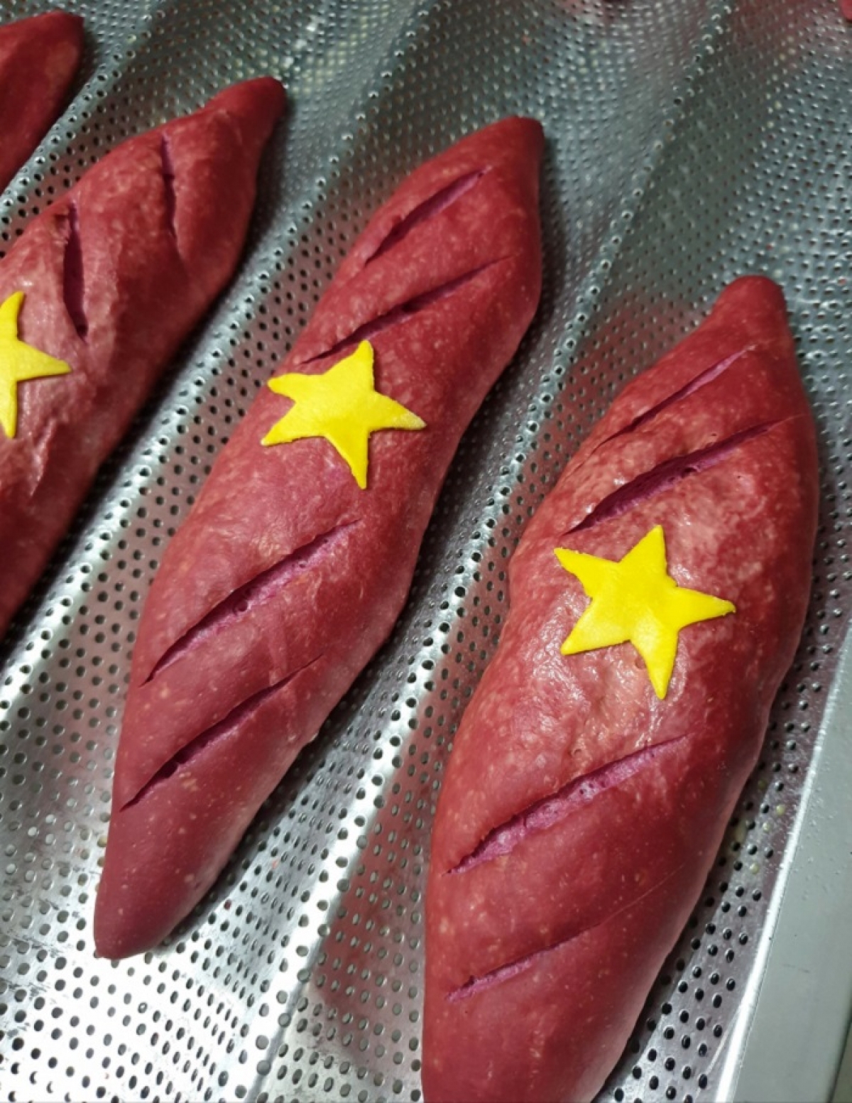 Kích thước như chiếc bánh mì truyền thống nhưng hình thức lại vô cùng ấn tượng với vỏ bánh màu đỏ và ngôi sao vàng được dính giữa chiếc bánh
