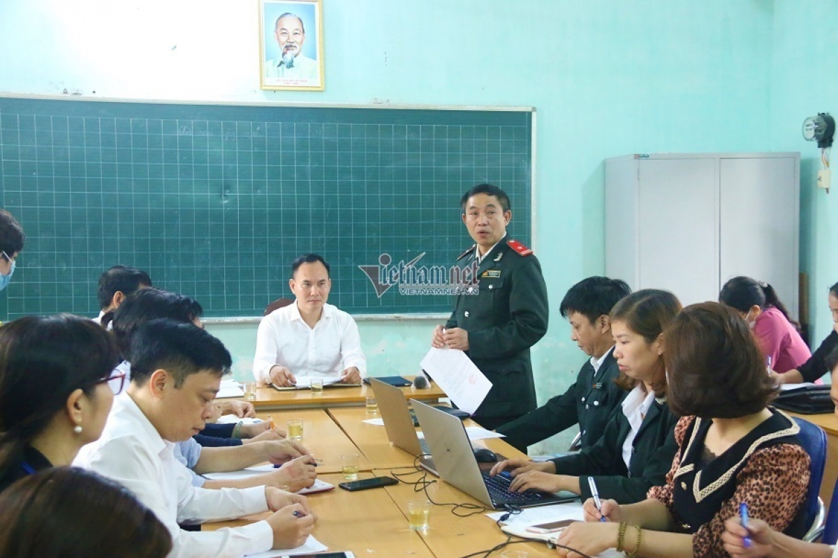 Công bố quyết định thanh tra liên quan đến đơn thư tố cáo bị trù dập của cô Nguyễn Thị Tuất, giáo viên trường Tiểu học Sài Sơn B. (Ảnh Thanh Hùng)