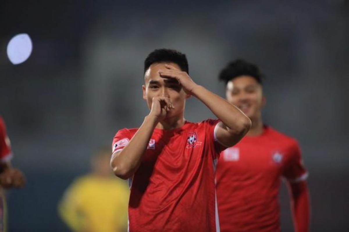 Tiền vệ Nguyễn Phú Nguyên liên tiếp ghi bàn giúp CLB Hải Phòng vượt lên dẫn đầu bảng V.League 2021 sau 2 vòng đấu. (ảnh Internet)