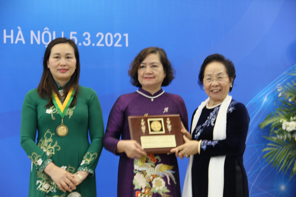 Đại diện tập thể nữ Viện nghiên cứu Hóa học các hợp chất thiên nhiên, viện Hàn lâm Khoa học và Công nghệ Việt Nam nhận giải thưởng Kovalevskaia năm 2020