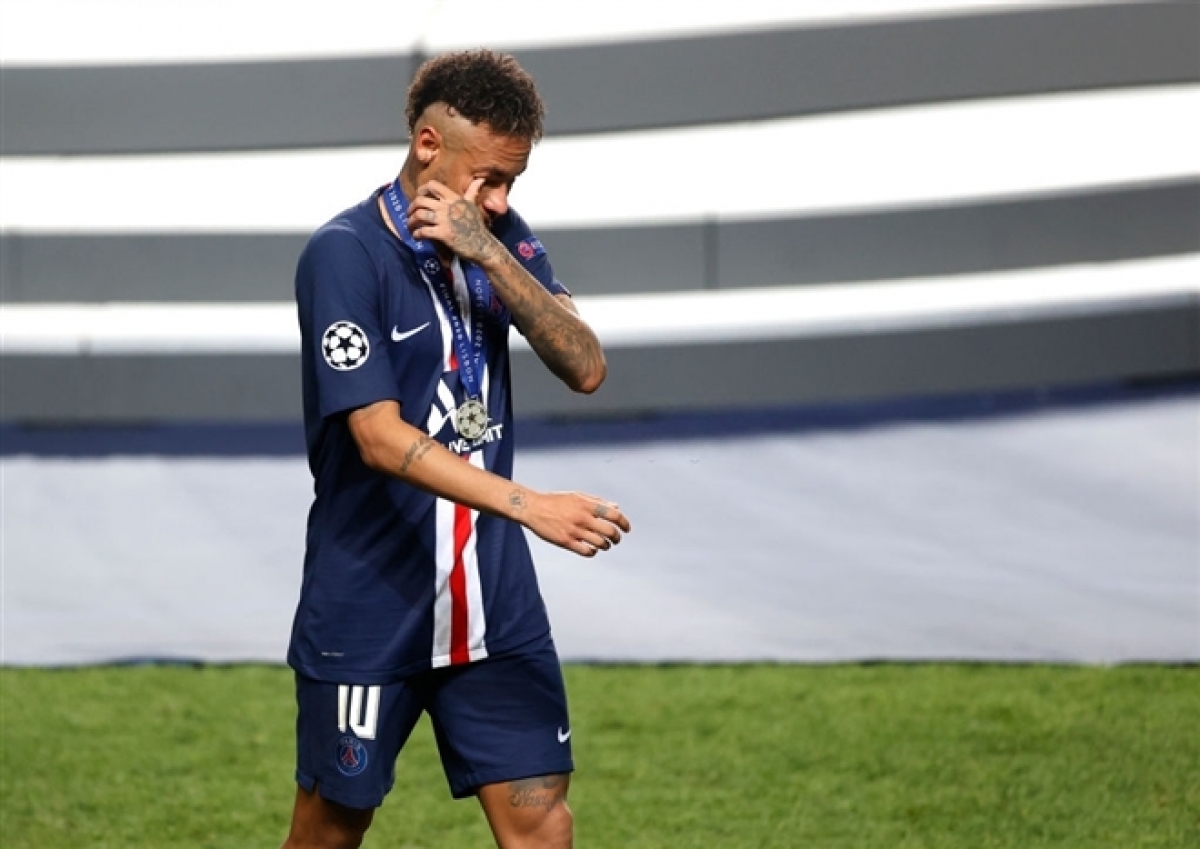 Neymar gạt nước mắt sau trận thua Bayern Munich ở mùa giải trước