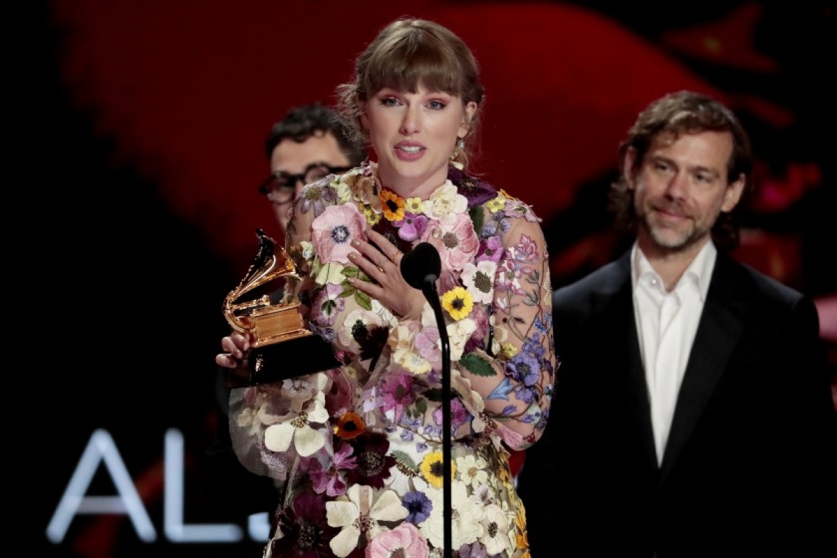 Taylor Swift trở thành nghệ sĩ đầu tiên có 3 album đoạt giải "Album của năm"