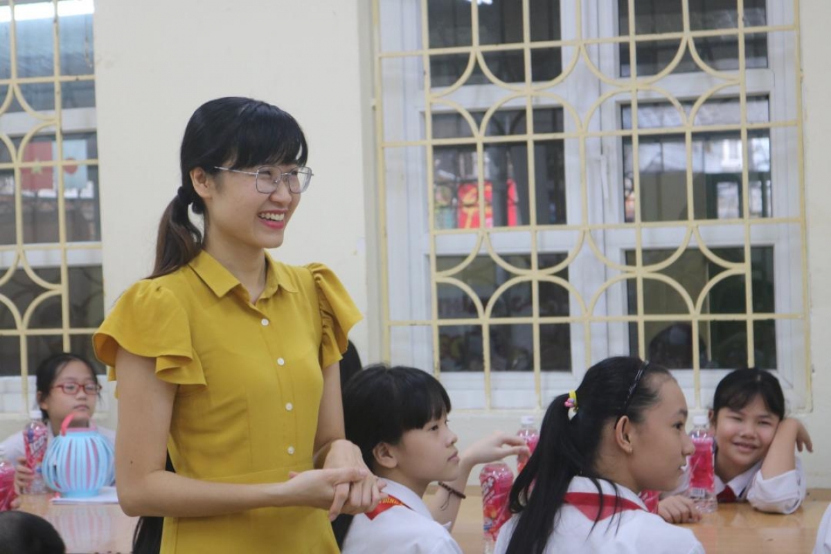 Cô giáo Phạm Thu Hoài, trường THCS Thăng Long, Ba Đình trong giờ ngoại khóa cùng lớp chủ nhiệm