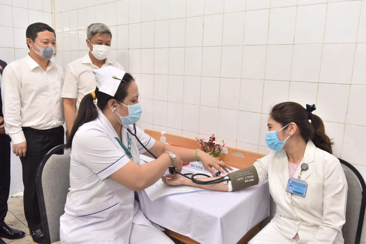 Thứ trưởng Bộ Y tế Nguyễn Trường Sơn chỉ đạo hoạt động tiêm vaccine Covid-19
tại BV Bệnh Nhiệt đới TP.HCM