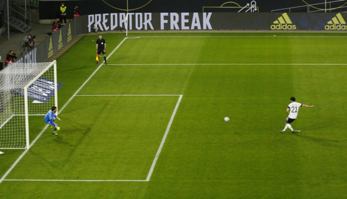 Ilkay Gundogan đá thành công quả penalty gỡ hòa 1-1 cho Đức (Ảnh: Internet)