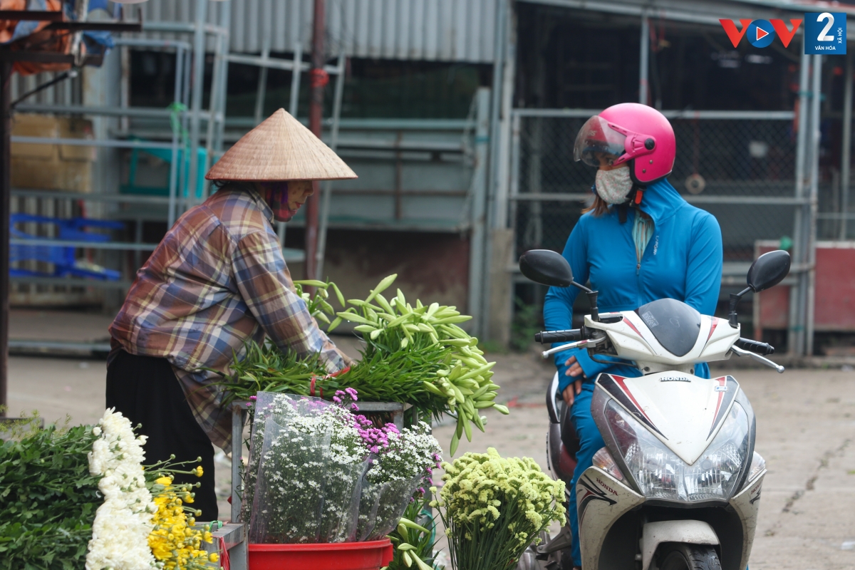 Ngoài bán sỉ cho mối buôn, hoa loa kèn còn được người trồng đích thân chở đi bán lẻ tại chợ, bán thêm trên mạng xã hội. Giá tại các chợ trung bình 2.000 đồng/ bông, cành dài 3-4 bông có thể lên tới 10.000 đồng/ cành. Trên chợ mạng, hoa chủ yếu được rao theo bó <a href="tel:30%20%E2%80%93%2050%20%E2%80%93%20100">30 – 50 – 100</a> bông, giao tận nơi.