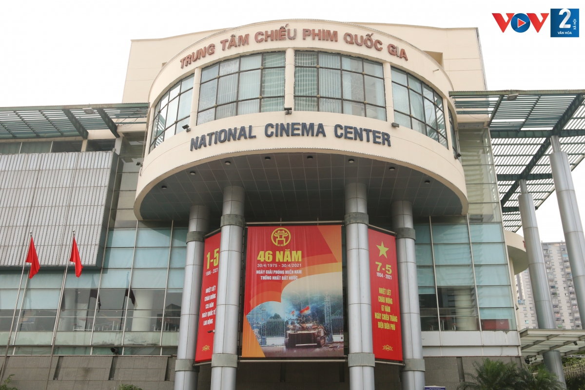 Nhiều trụ sở cơ quan, đoàn thể tại Hà Nội tràn đầy sắc màu rực rỡ, tươi mới. Trong ảnh là các tấm pano chào mừng các ngày lễ lớn tại Trung tâm chiếu phim Quốc gia.