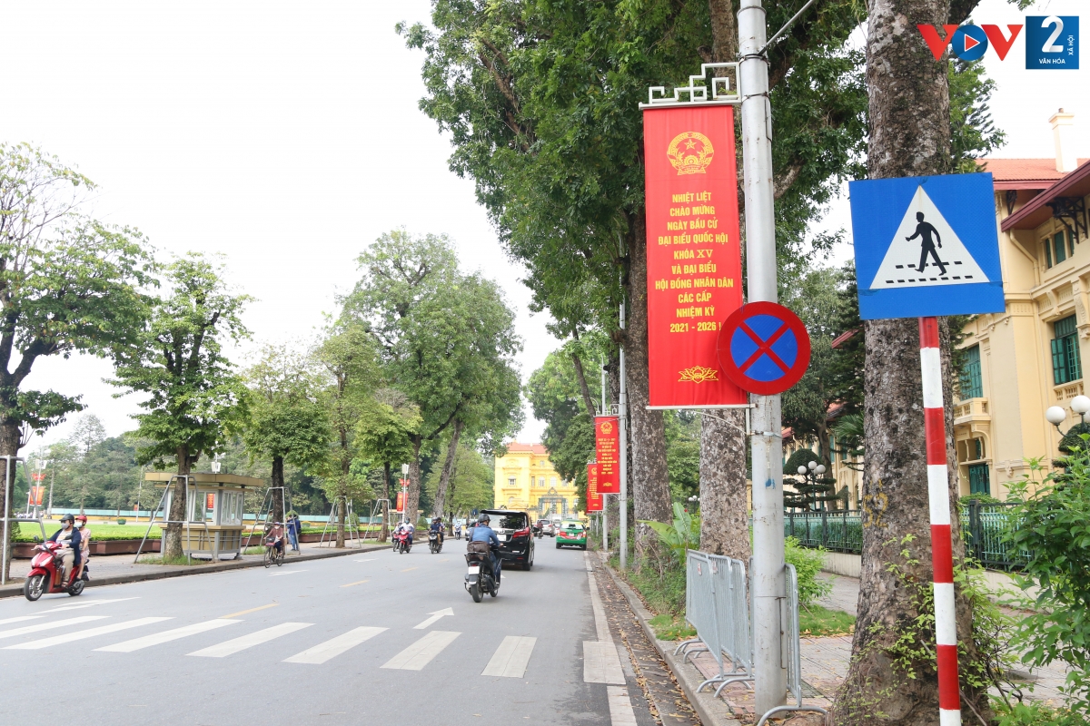Đường Hoàng Văn Thụ phía trước Phủ Chủ tịch nổi bật trong sắc đỏ của băng rôn, khẩu hiệu tuyên truyền.