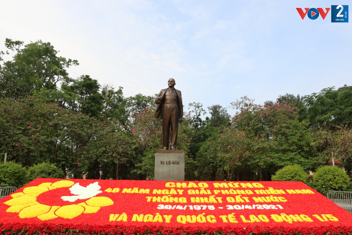 Khẩu hiệu “Chào mừng 46 năm ngày Giải phóng miền nam thống nhất đất nước 30/4/1975 – 30/4/2021 và ngày Quốc tế lao động 1/5” được trang trí bằng hoa tại khu vực vườn hoa Lê-nin.