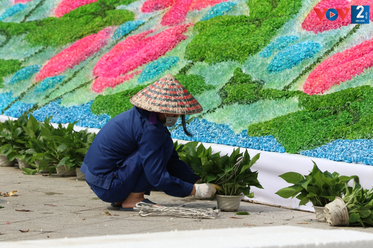 Các công nhân môi trường đang gấp rút trang trí khu vực vườn hoa Lênin.