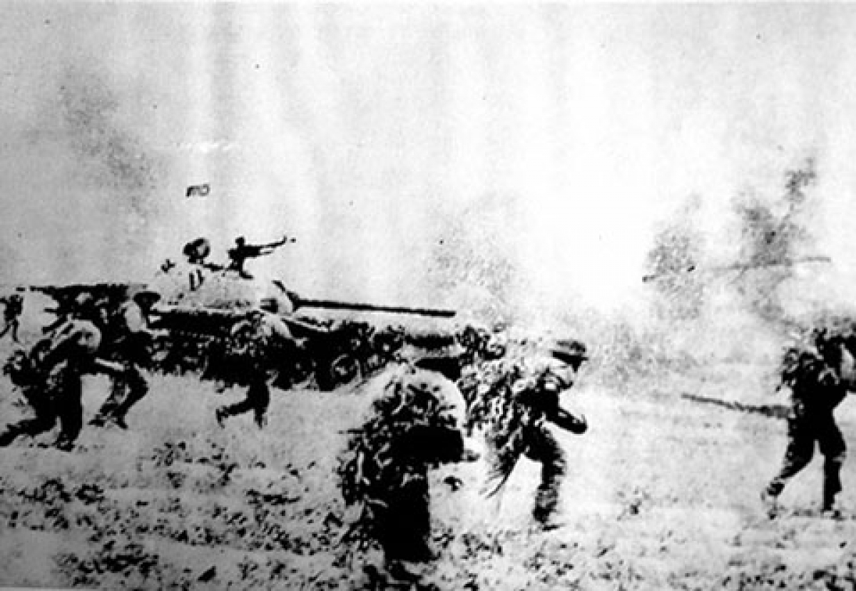 Xe tăng và bộ binh Quân đoàn 4 tiến công Xuân Lộc
 