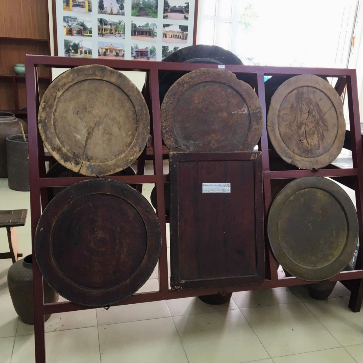 Những chiếc mâm đồng, mâm gỗ mộc mạc được trưng bày ở một góc trang trọng trong "bảo tàng". Trong số này có chiếc mâm gỗ hình chữ nhật của gia đình cụ Đặng Văn Quế sử dụng trong giỗ, chạp từ thế kỷ 19