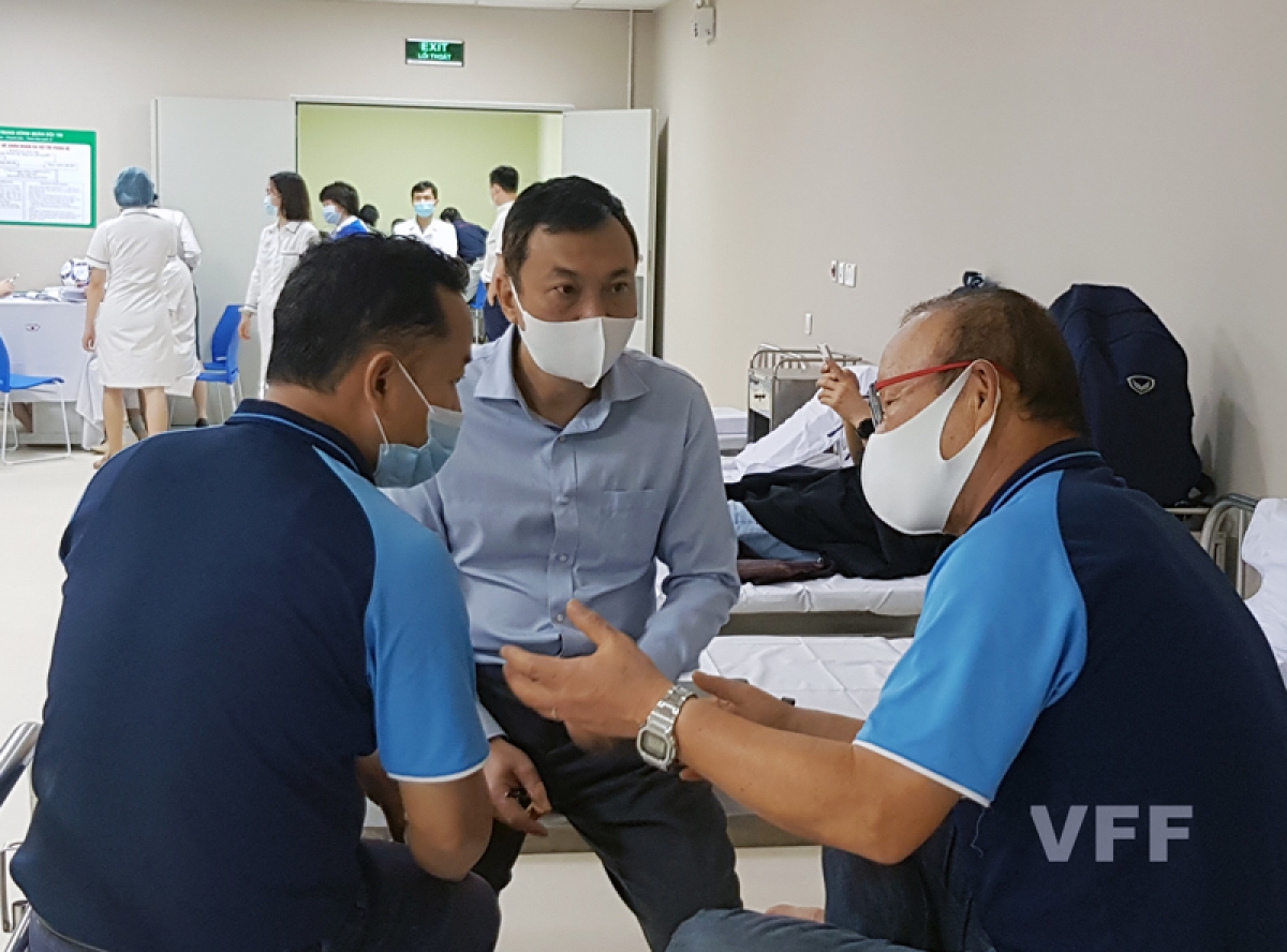 Phó Chủ tịch VFF Trần Quốc Tuấn trao đổi chuyên môn với HLV Park -Hang-Seo ngay sau khi tiêm phòng.